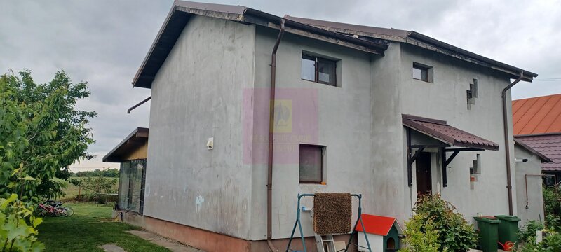 Sabareni, casa 2011, P+M 4 camere + dependinte, curte 500 mp