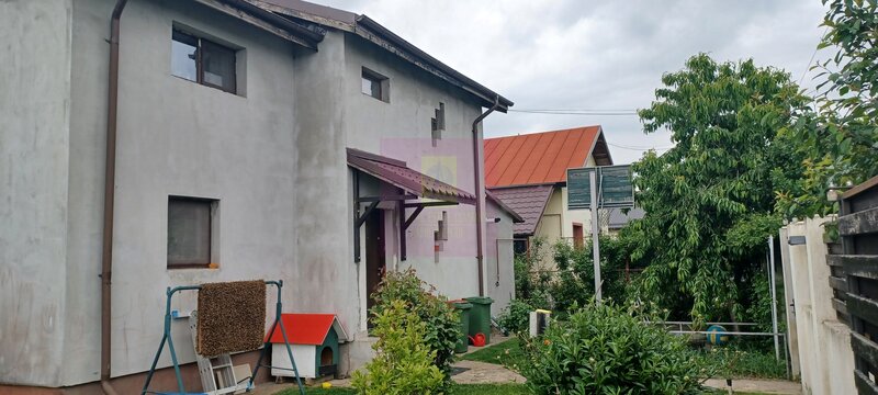 Sabareni, casa 2011, P+M 4 camere + dependinte, curte 500 mp
